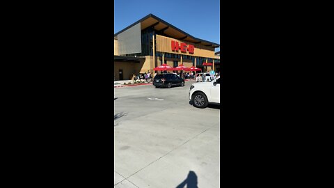 H*E*B customers waiting in line to shop new grocery store in Frisco TX