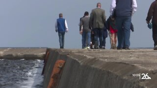 Sen. Tammy Baldwin visits Algoma to discuss $19-million project to repair Harbor's south breakwater
