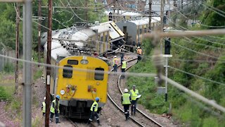 SOUTH AFRICA -Pretoria Train collision video (edited) (Y6Q)