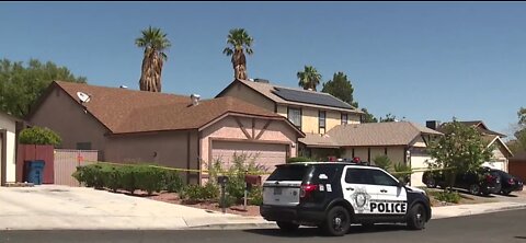 Officials: Las Vegas journalist dies in stabbing outside home