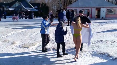 Brave Ukrainians celebrate Epiphany on ice