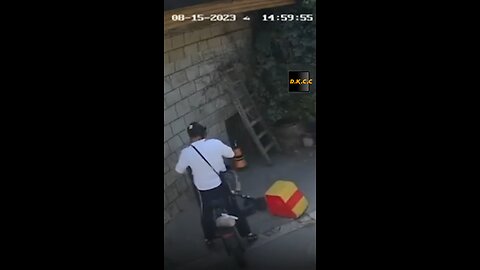 Israeli settler attacks a Palestinian child in Sheikh Jarrah