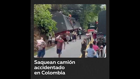 Decenas de personas saquean un camión accidentado en Colombia