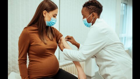 Recomiendan tercera dosis a embarazadas a pesar de los riesgos conocidos