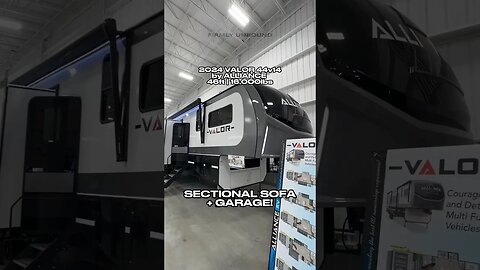 The living room in this fifth wheel 😮‍💨 2024 Alliance Valor 44v14 #rv