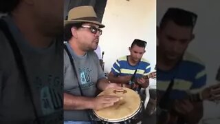 Alexsandro de Oliveira Santos tocando pandeiro e com fome rsrs #sambaderoda #samba