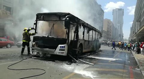 Bus catches fire in Pretoria, draws scores of onlookers (thf)