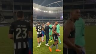 Botafogo 3x1 Fortaleza - Jogadores comemorando no gramado após o apito final