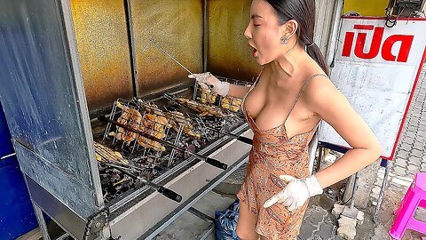 Lots Of Customers! Grilled Chicken Served By Beautiful Lady In Pattaya - Thai Street Food