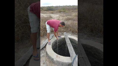 Tirando água no Poço 10 metros de profundidade