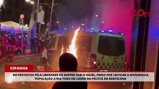 Liberdade para Pablo Hasél: população ateia fogo em carro da Polícia, durante protesto na Espanha