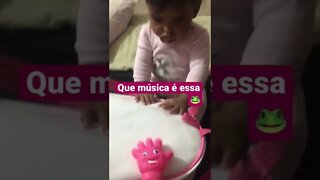 A mãozinha tocou uma música pra minha irmãzinha 🙈🙉🐵