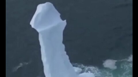 Man Photographs Huge Ice Pen15 in Canada!