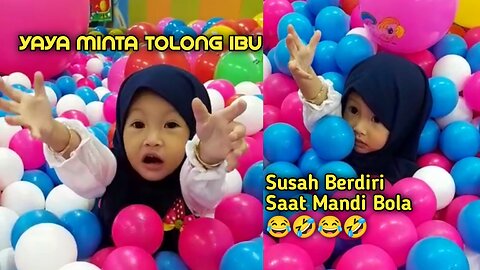 SERUNYA YAYA MANDI BOLA BERAKHIR DENGAN MINTA TOLONG IBU KARENA SUSAH BERDIRI KETUTUP BOLA