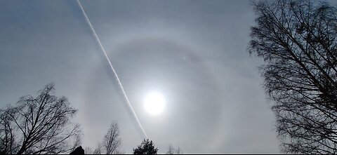 28.4.2024: Sun halo, halo color? white trail