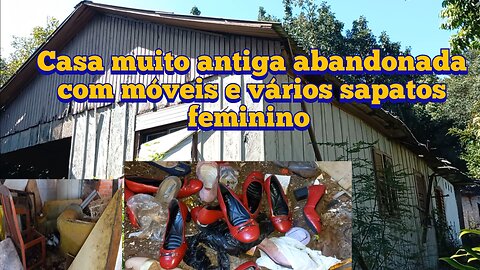 casa muito antiga abandonada com alguns móveis e pares de sapato feminino