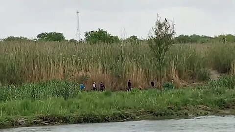 Mas de 30 migrantes cruzando el río Bravo en Piedras Negras Coahuila,tramo Eagle Pass -11 Abril 2022