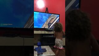 Ela ama jogar video game ps4 homem aranha - #shorts #linda #bebe