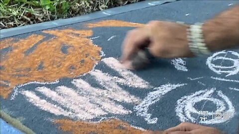 Hillsborough County dad uses sidewalk chalk to draw classic Christmas characters