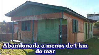 casa de madeira abandonada e apodrecendo ao tempo no litoral a menos de 1 km do mar