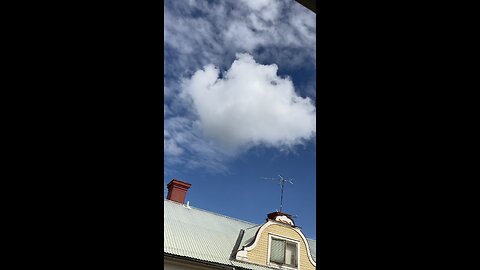 UFO☁️🛸☁️CLOAKED IN CLOUD SILENTLY GLIDES OVER A HOUSE🏠☁️🛸☁️🌌