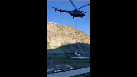 Watch this Gigantic Helicopter lift another Helicopter 🚁