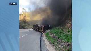 No Mesmo Lugar: Carreta Tomba na BR-116, em Teófilo Otoni, Vítima fica Presas às Ferragens.