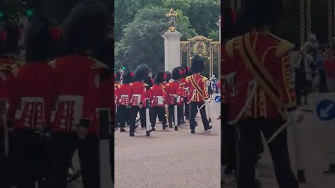 changing of the guards buckingham palace #buckinghampalace