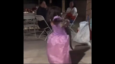 Awww 🥰 so cute .Litle girl dances with her cat 🐈