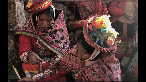Mujeres Quechuas tiñiendo e hilando la lana