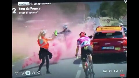 Eco activists glued themselves to the race track and hampered the Tour de France with smoke bombs