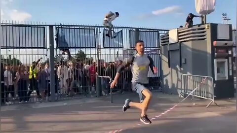 Fans climbing into stade de France without ticket before the UCL Final