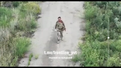 Wounded Ukrainian soldier escorted by Russian drone tried to surrender...