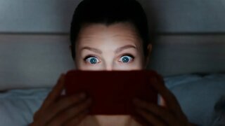 Using Your Smartphone at Night Could Make You Temporarily Blind