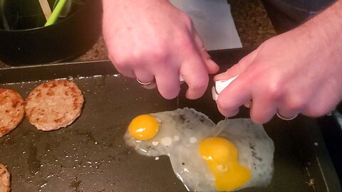 #1 Costco Griddle Tip Learn How To Crack Any Egg Without Breaking Yoke Trick Hack