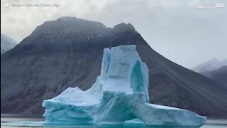 Fotógrafos filmam icebergue a se desfazer em pedaços