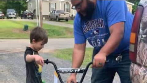 Homens do lixo oferecem bicicleta nova a menino