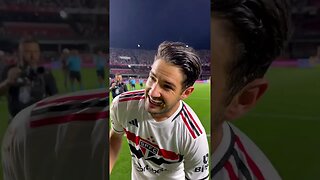 Alexandre Pato comemorando o seu gol e a vitória contra o Santos por 4x1