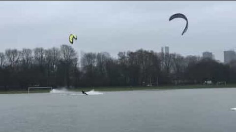 Kitesurfers se divertem em campo de futebol inundado na França