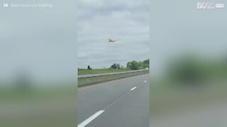 Avião faz aterragem de emergência em autoestrada!