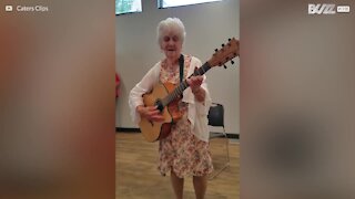 90-årig dame optræder med en sang om alderdom til sin fødselsdagsfest