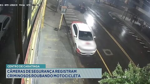 Centro de Caratinga: Câmeras de Segurança Registram Criminosos Roubando Motocicleta.