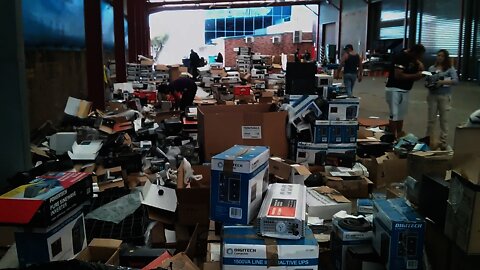 EEVblog #927 - Insane Jaycar Dumpster Sale!
