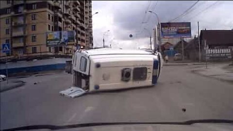 Acidente: Ambulância é arrastada por carrinha em alta velocidade