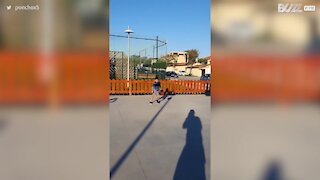 Menino joga futebol tão bem que acerta cesta de basquete!