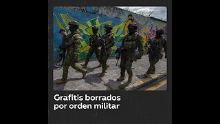 Militares ecuatorianos hacen borrar grafitis a los miembros de “Los Choneros”