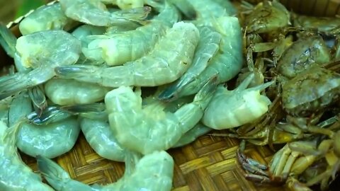 Survival Cooking Skill-Deep Fry Shrimp And Crab Seafood Eating With Hot Chili Sauce So Delicious-6