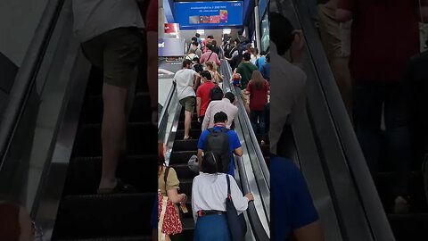 Bangkok Thailand Crowded Metro 🇹🇭 #shorts #Bangkok #thailand #train #metro#rushhour