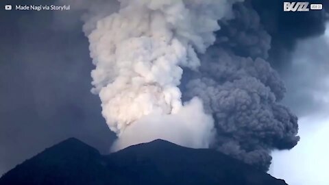 Incrível timelapse mostra cinzas a serem expelidas do vulcão Agnung
