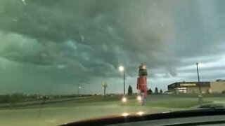 Início de um tornado filmado no Nebraska, EUA